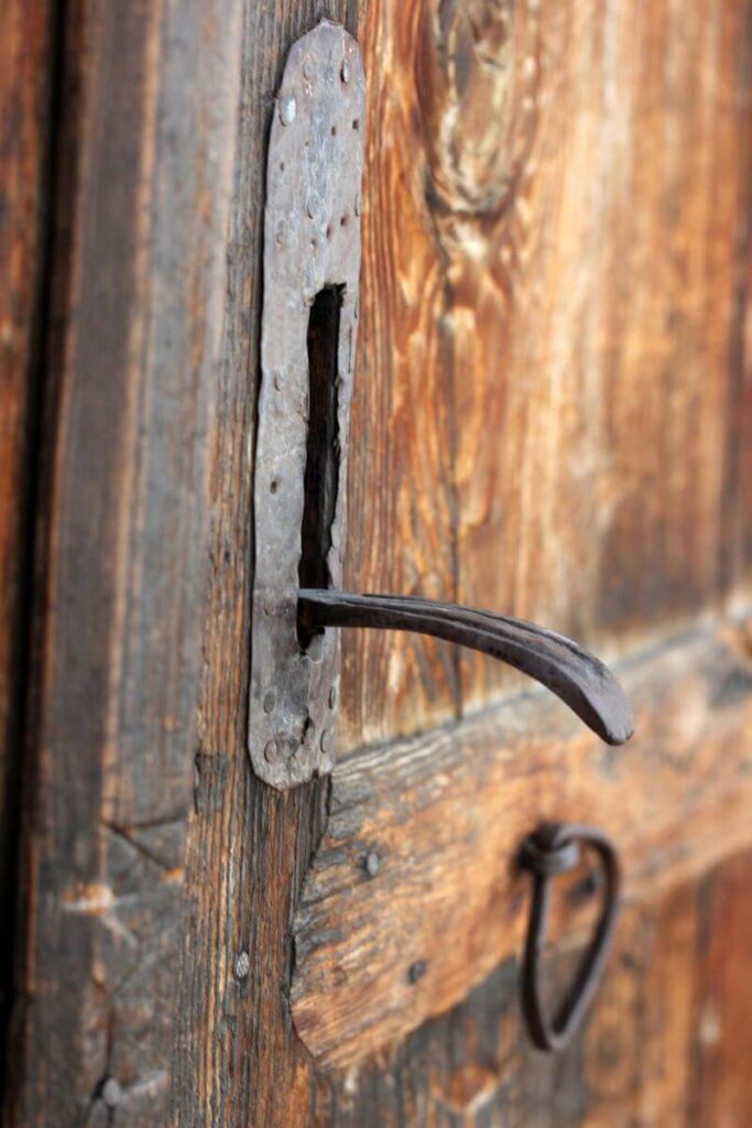 Krisenbegleitung mit Jessica Härtel, alte Holztür mit Eisenbeschlägen